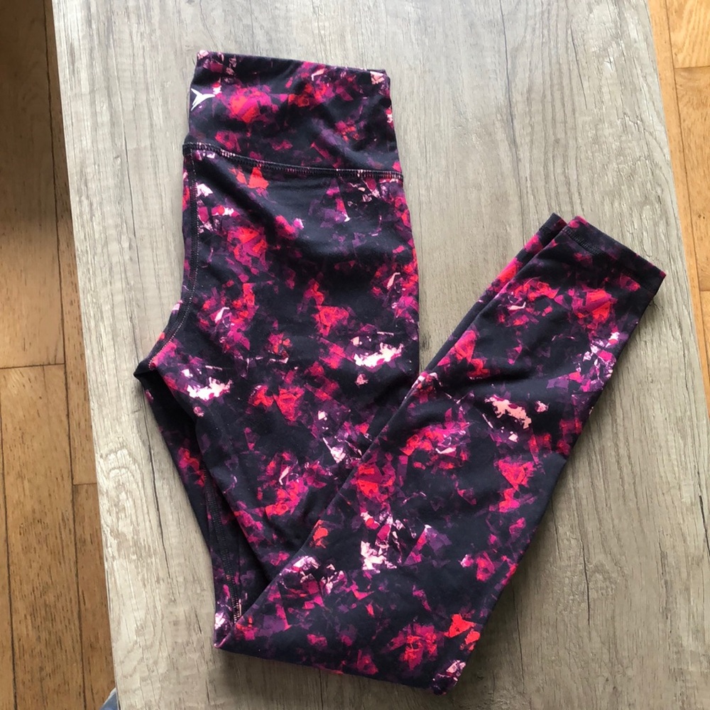 Black/red geometric leggings